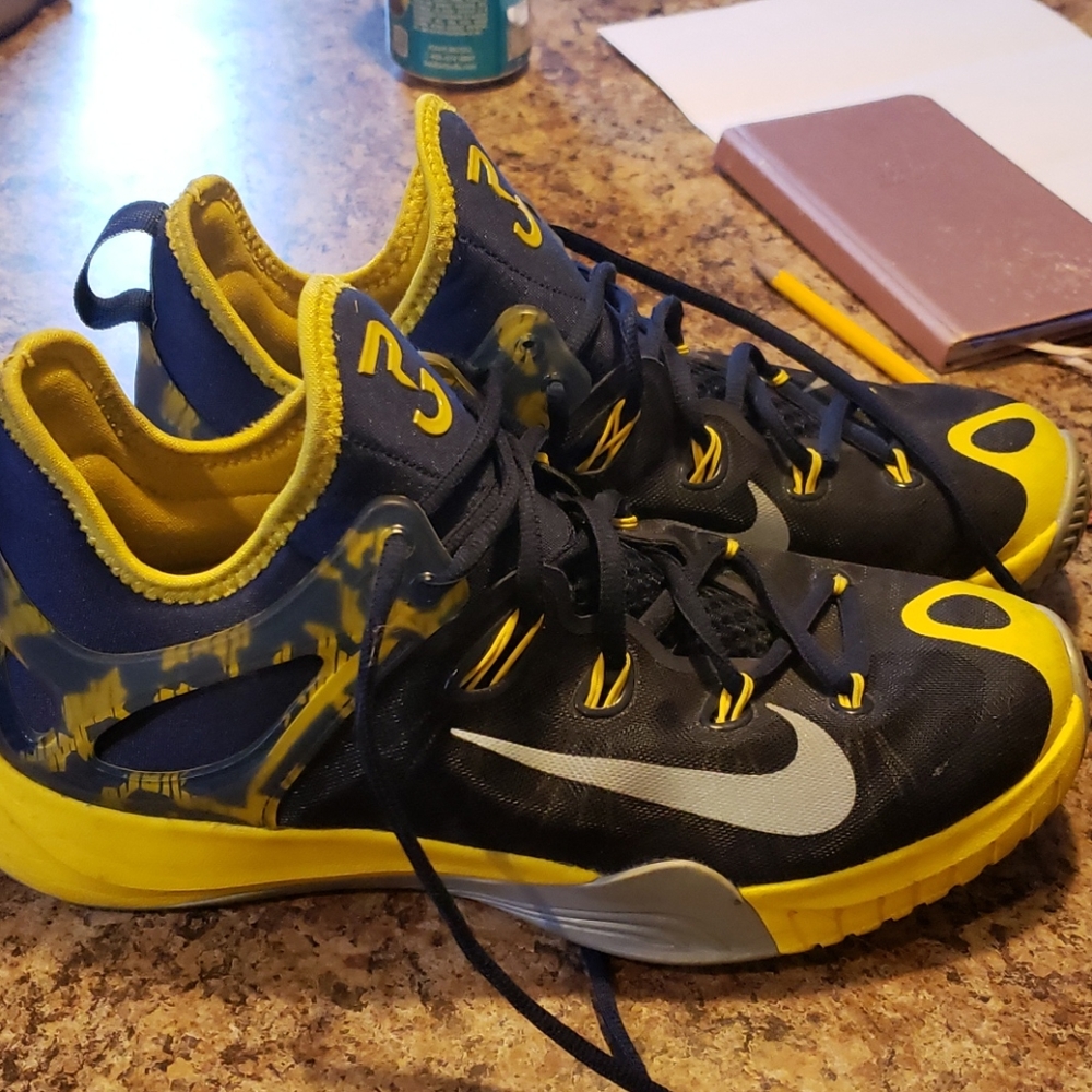 Nike tennis shoes